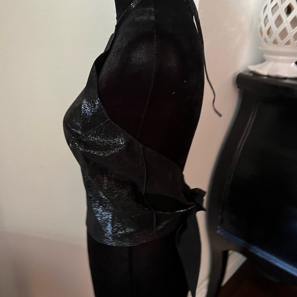 SHOW STOPPER! Black leather halter top. Backless with a tie at the lower back - Picture 3 of 4